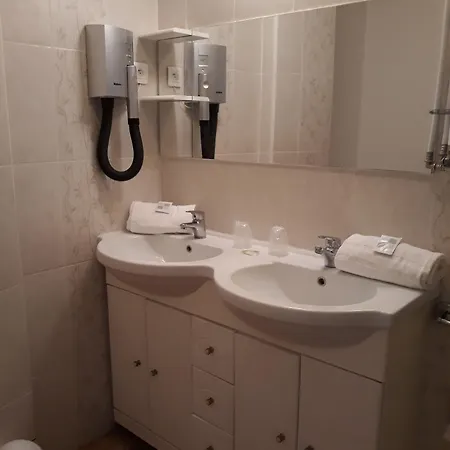 Trianon Отель *